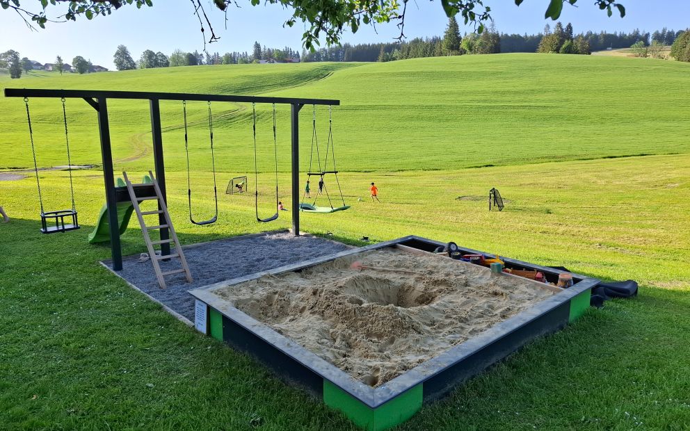 Spielplatz mit großem Sandkasten